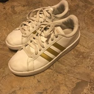 Adidas sneakers Sz 7 woman’s